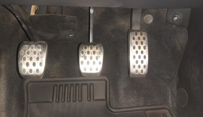 2022 Mahindra XUV700 AX 5 D MT 5 STR, Diesel, Manual, 67,287 km, Pedals