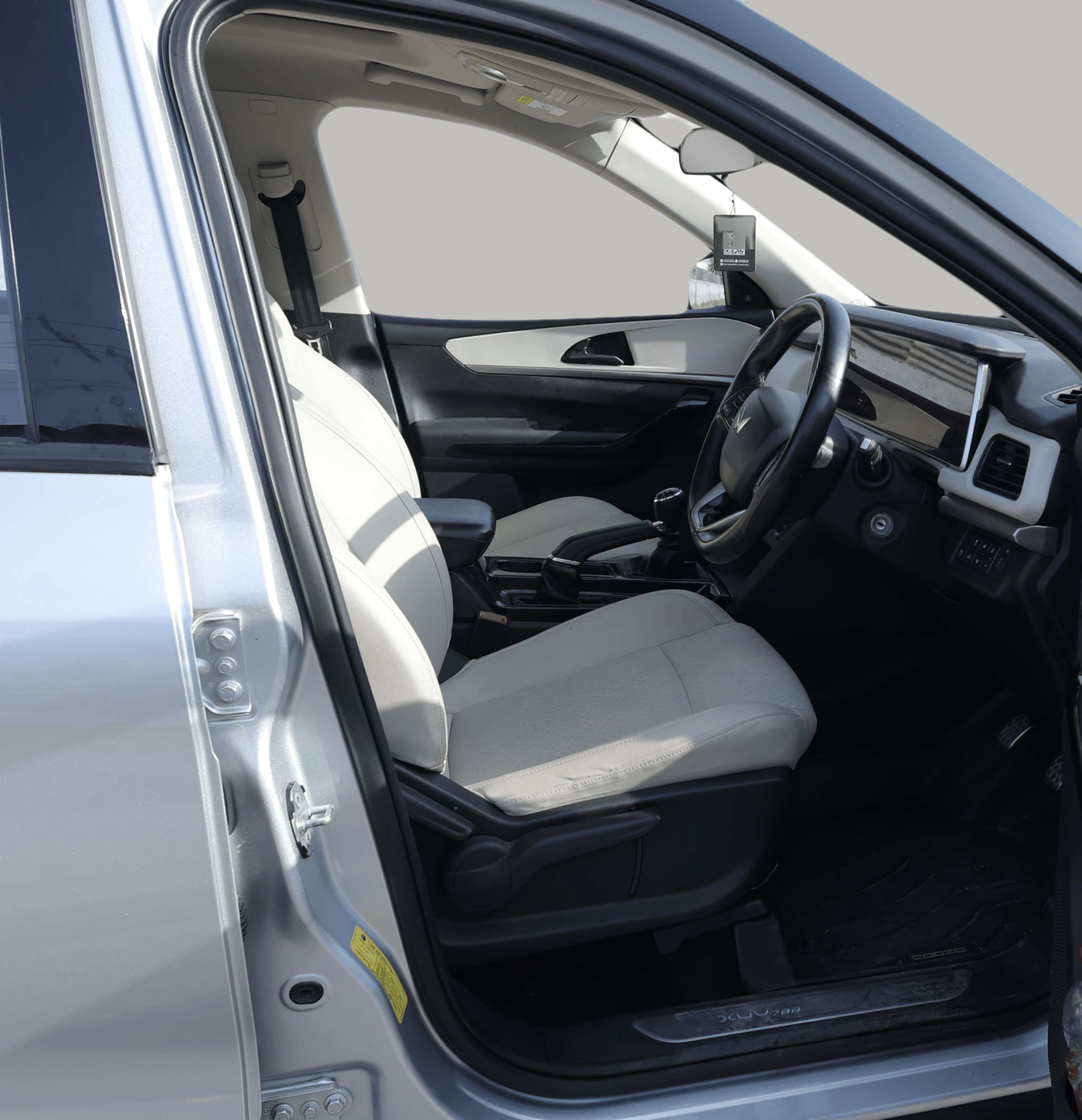 2022 Mahindra XUV700 AX 5 D MT 5 STR, Diesel, Manual, 67,287 km, Right Side Front Door Cabin