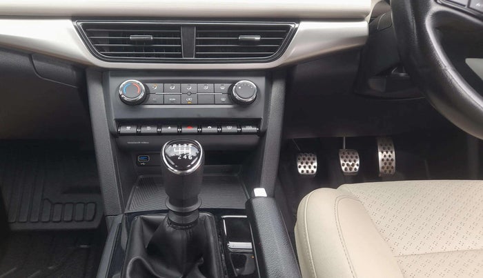 2022 Mahindra XUV700 AX 5 D MT 5 STR, Diesel, Manual, 67,287 km, Air Conditioner