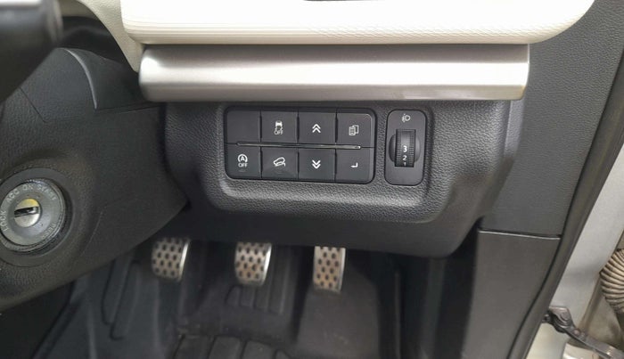 2022 Mahindra XUV700 AX 5 D MT 5 STR, Diesel, Manual, 67,287 km, Adaptive Cruise Control