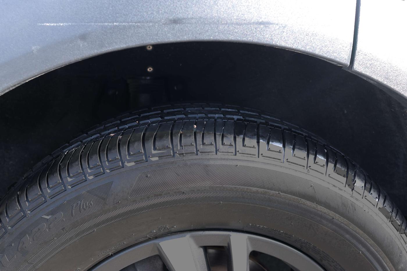 2022 Mahindra XUV700 AX 5 D MT 5 STR, Diesel, Manual, 67,287 km, Right Front Tyre Tread