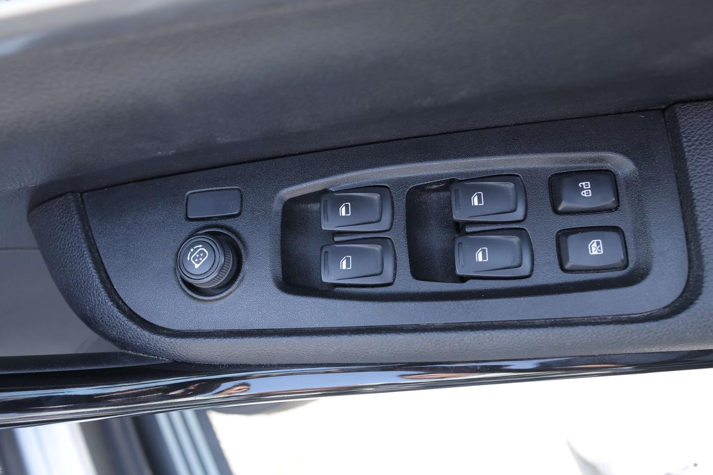 2022 Mahindra XUV700 AX 5 D MT 5 STR, Diesel, Manual, 67,287 km, Driver Side Door Panels Control