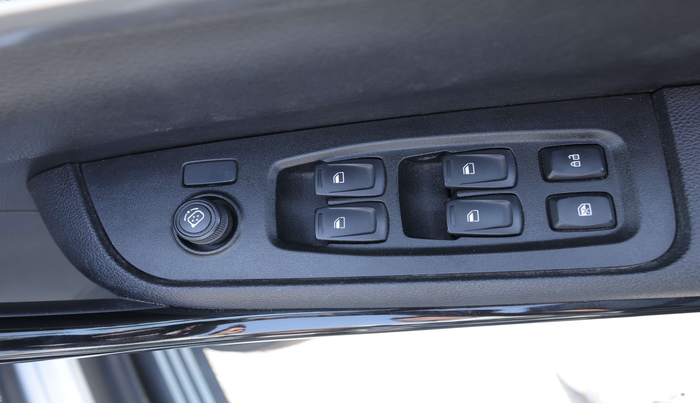 2022 Mahindra XUV700 AX 5 D MT 5 STR, Diesel, Manual, 67,287 km, Driver Side Door Panels Control