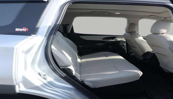2022 Mahindra XUV700 AX 5 D MT 5 STR, Diesel, Manual, 67,287 km, Right Side Rear Door Cabin