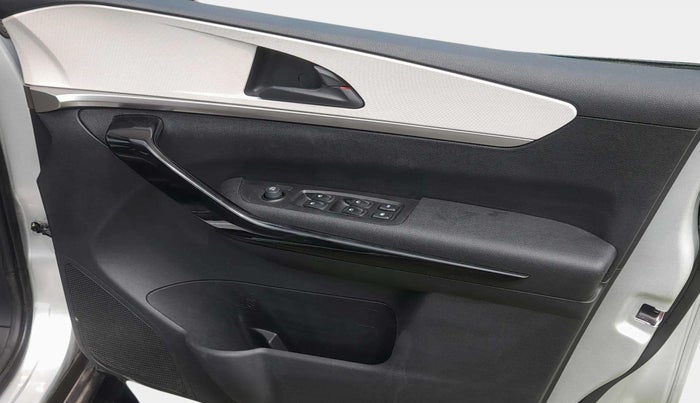 2022 Mahindra XUV700 AX 5 D MT 5 STR, Diesel, Manual, 67,287 km, Driver Side Door Panels Control