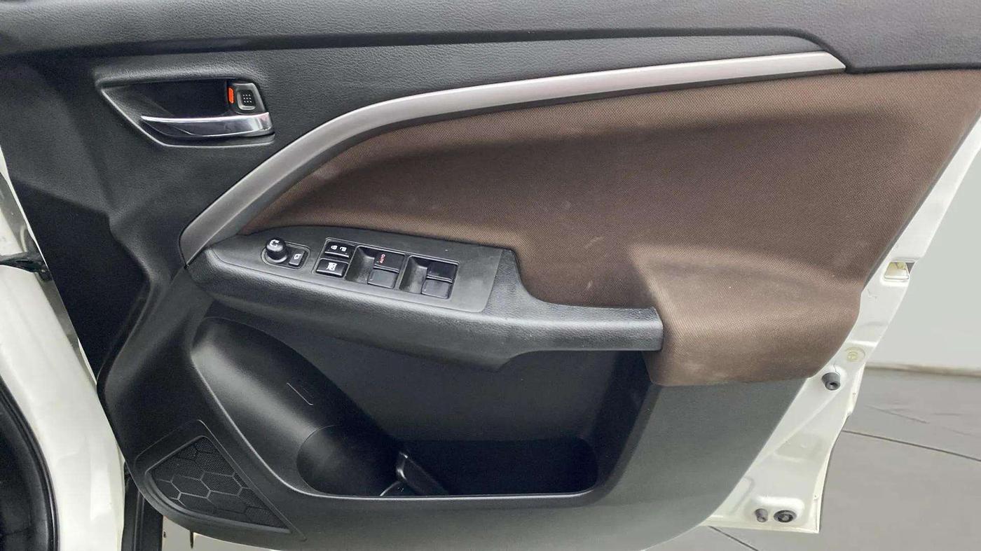 2023 Maruti BREZZA ZXI AT SMART HYBRID, Petrol, Automatic, 32,877 km, Driver Side Door Panels Control