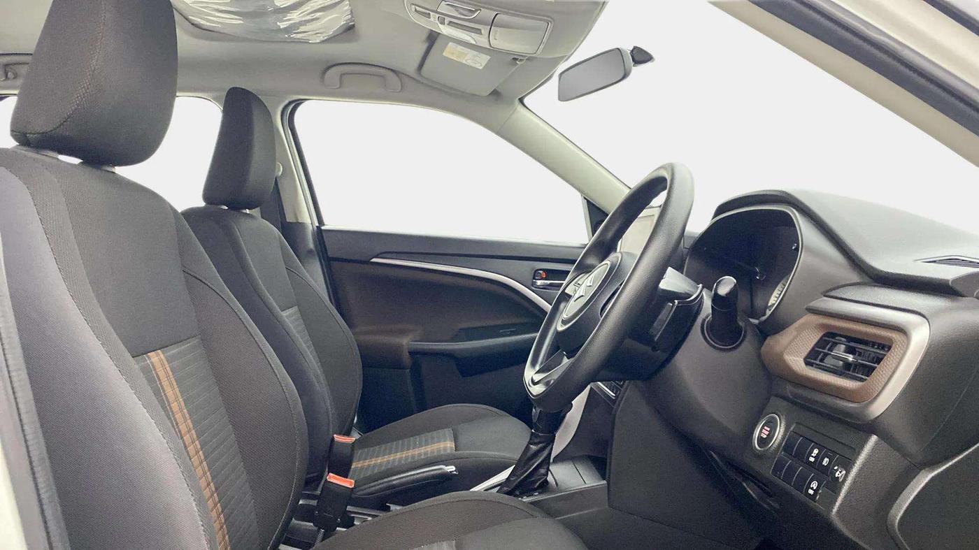 2023 Maruti BREZZA ZXI AT SMART HYBRID, Petrol, Automatic, 32,877 km, Right Side Front Door Cabin