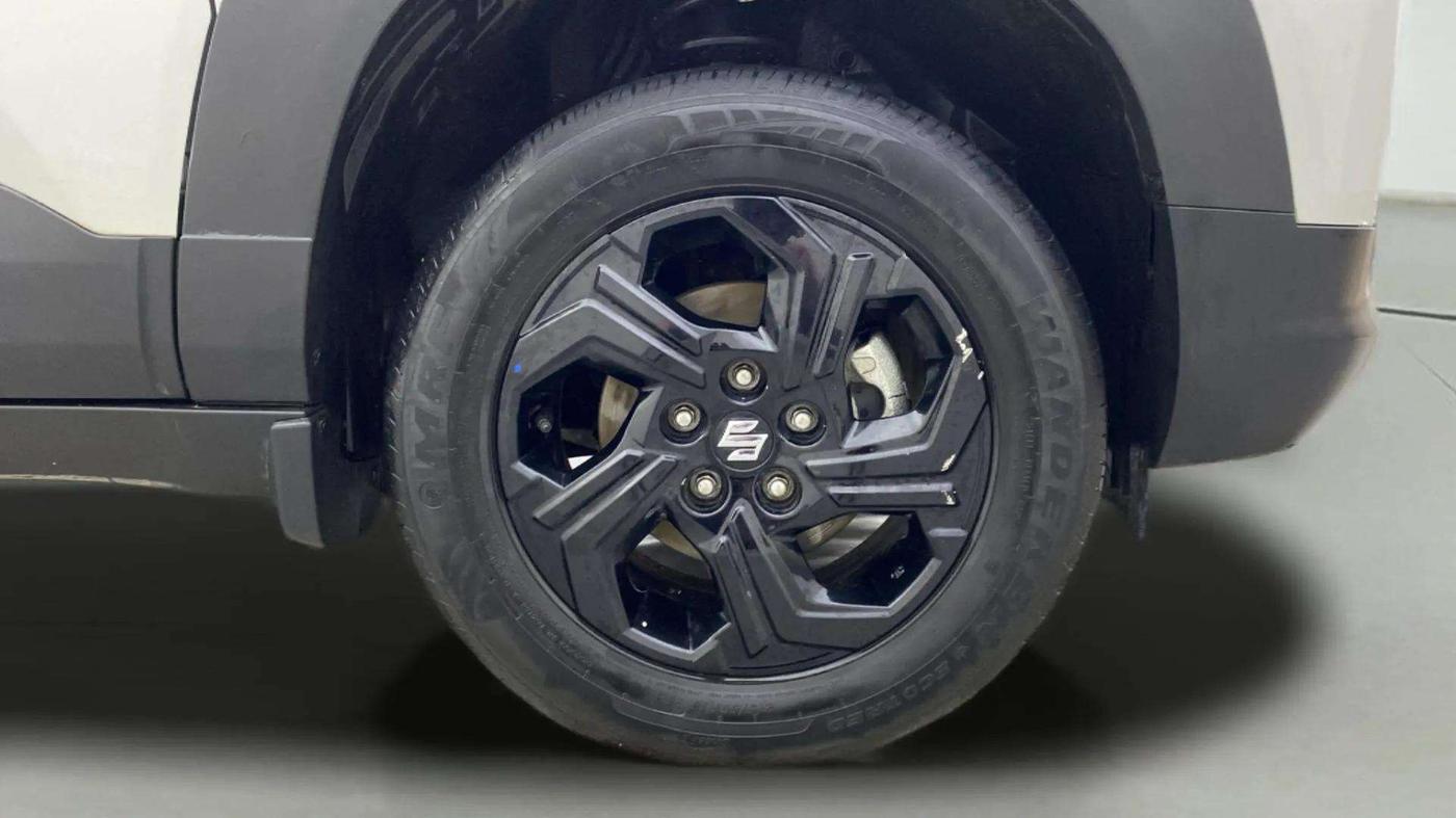 2023 Maruti BREZZA ZXI AT SMART HYBRID, Petrol, Automatic, 32,877 km, Right Front Wheel