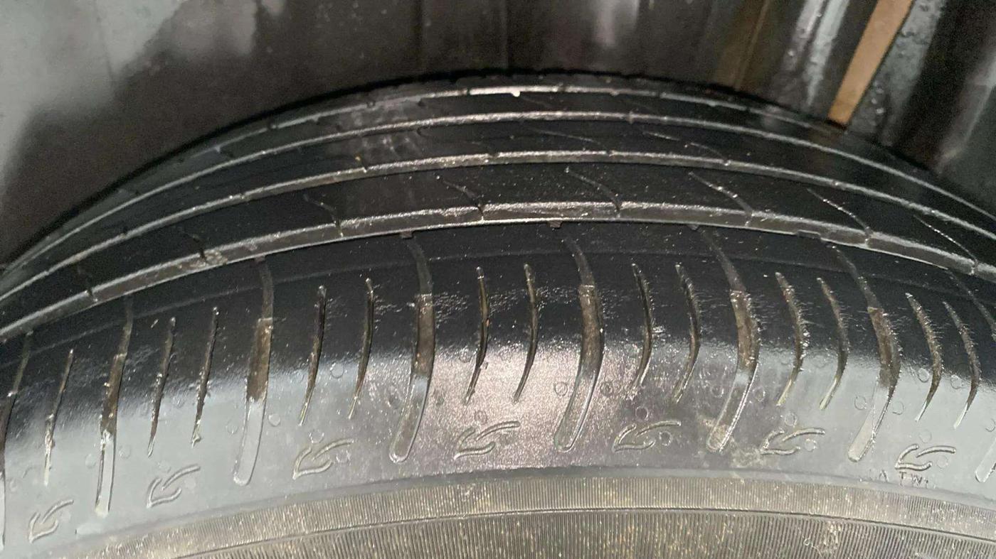 2023 Maruti BREZZA ZXI AT SMART HYBRID, Petrol, Automatic, 32,877 km, Left Rear Tyre Tread