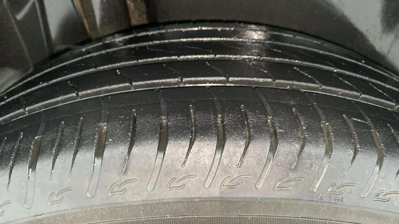 2023 Maruti BREZZA ZXI AT SMART HYBRID, Petrol, Automatic, 32,877 km, Right Rear Tyre Tread