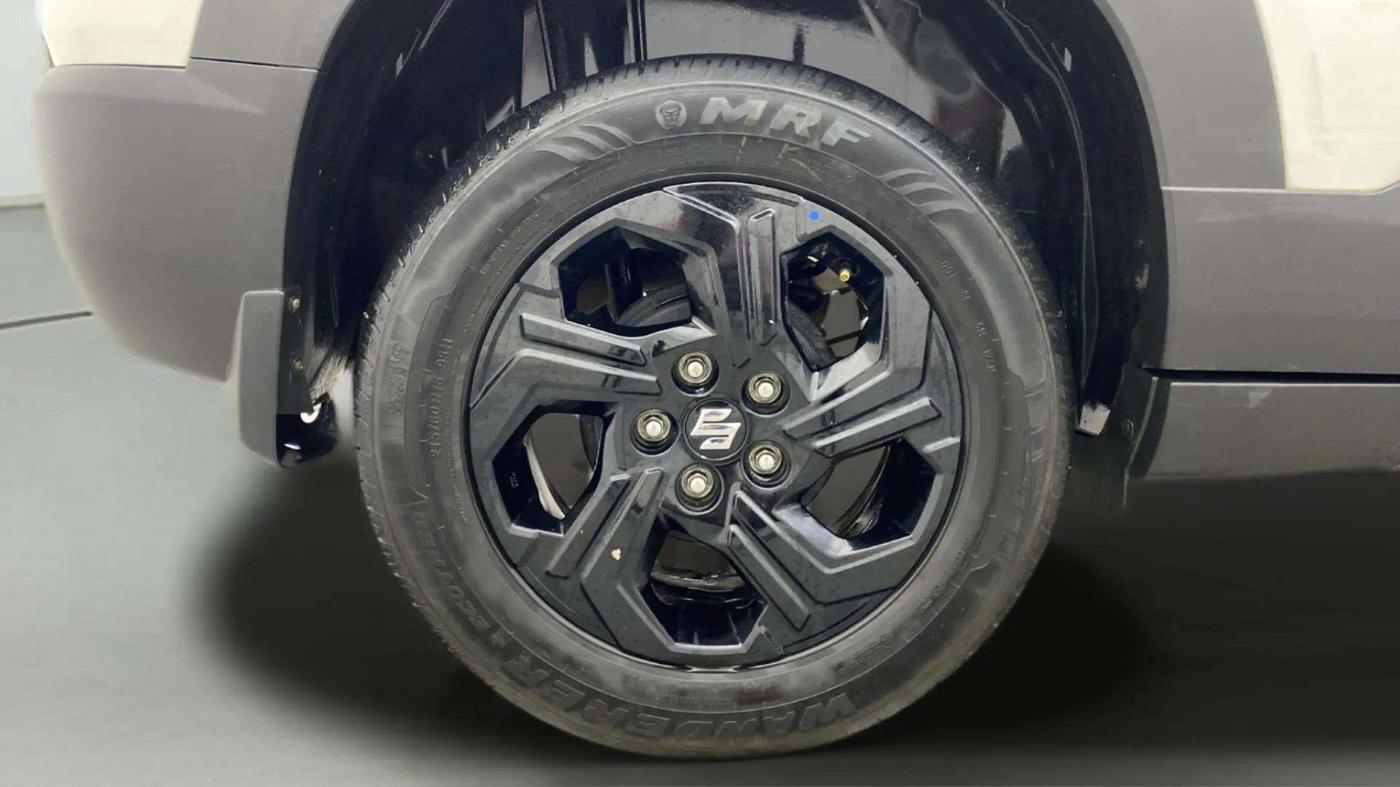 2023 Maruti BREZZA ZXI AT SMART HYBRID, Petrol, Automatic, 32,877 km, Right Rear Wheel