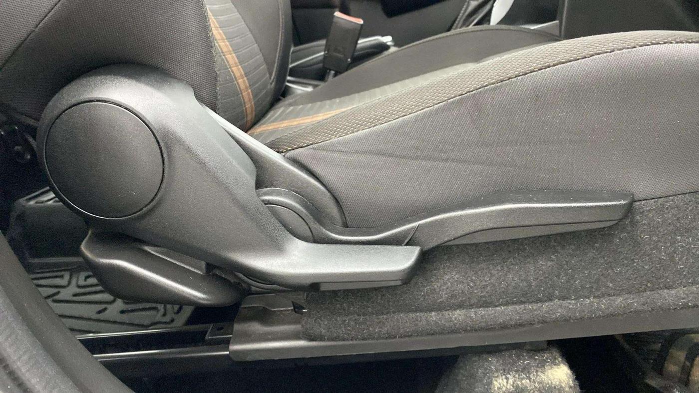 2023 Maruti BREZZA ZXI AT SMART HYBRID, Petrol, Automatic, 32,877 km, Driver Side Adjustment Panel
