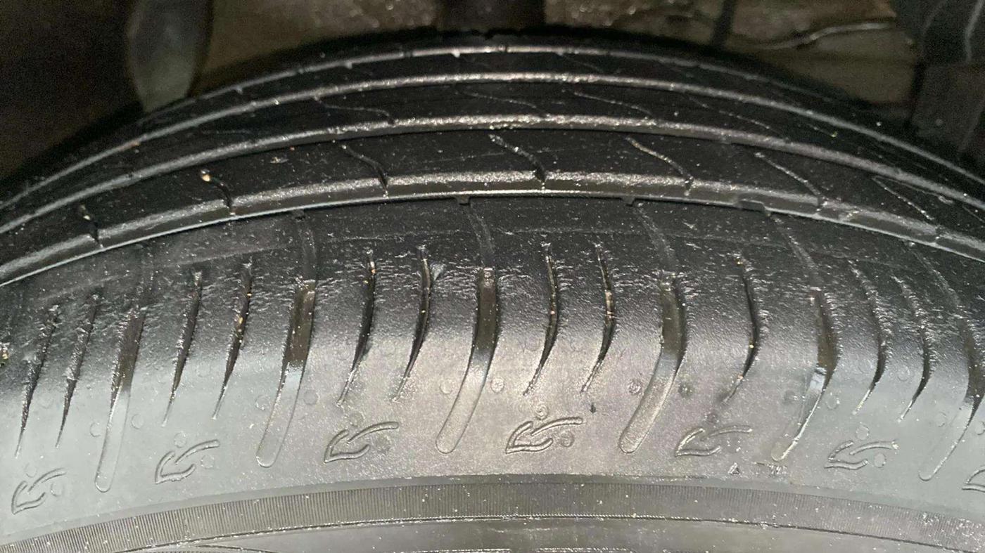 2023 Maruti BREZZA ZXI AT SMART HYBRID, Petrol, Automatic, 32,877 km, Right Front Tyre Tread