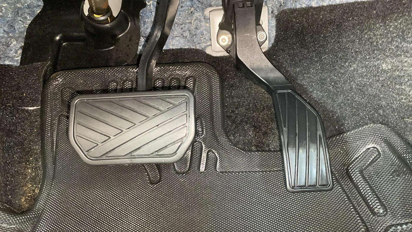 2023 Maruti BREZZA ZXI AT SMART HYBRID, Petrol, Automatic, 32,877 km, Pedals