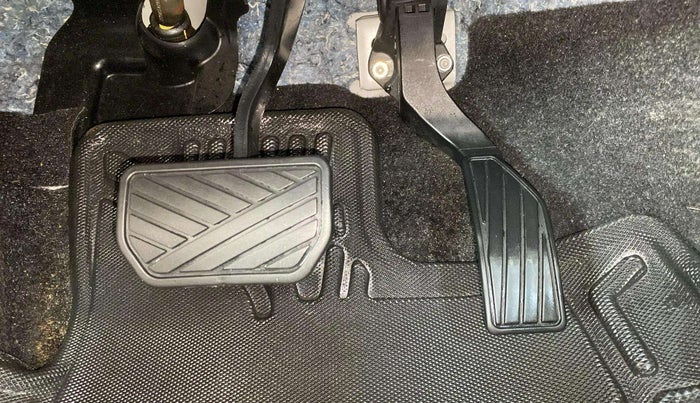 2023 Maruti BREZZA ZXI AT SMART HYBRID, Petrol, Automatic, 32,757 km, Pedals