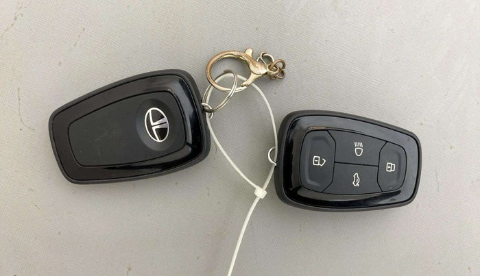 2024 Tata PUNCH CREATIVE AMT 1.2 RTN DUAL TONE, Petrol, Automatic, 7,105 km, Key Close Up
