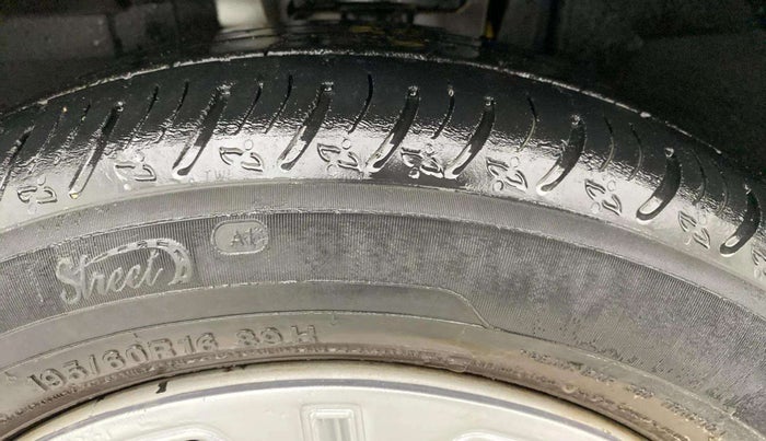 2021 Nissan MAGNITE XE, Petrol, Manual, 30,383 km, Left Front Tyre Tread