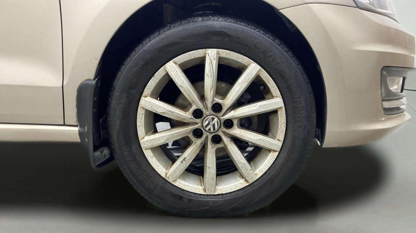 2017 Volkswagen Vento HIGHLINE 1.5 AT, Diesel, Automatic, 74,491 km, Right Front Wheel