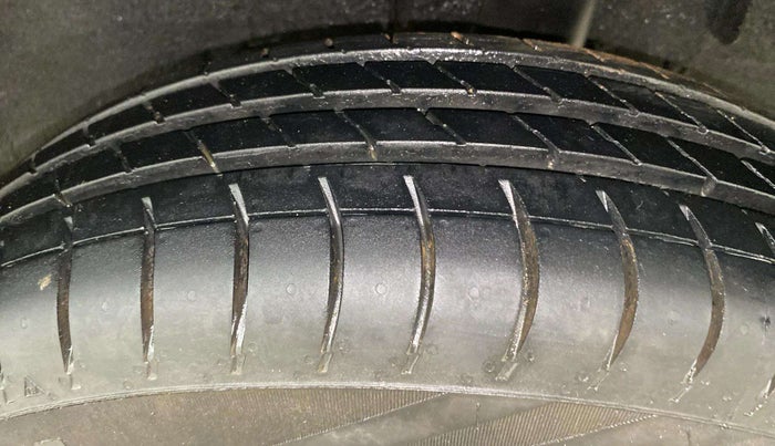 2019 Renault TRIBER RXZ, Petrol, Manual, 46,415 km, Left Rear Tyre Tread