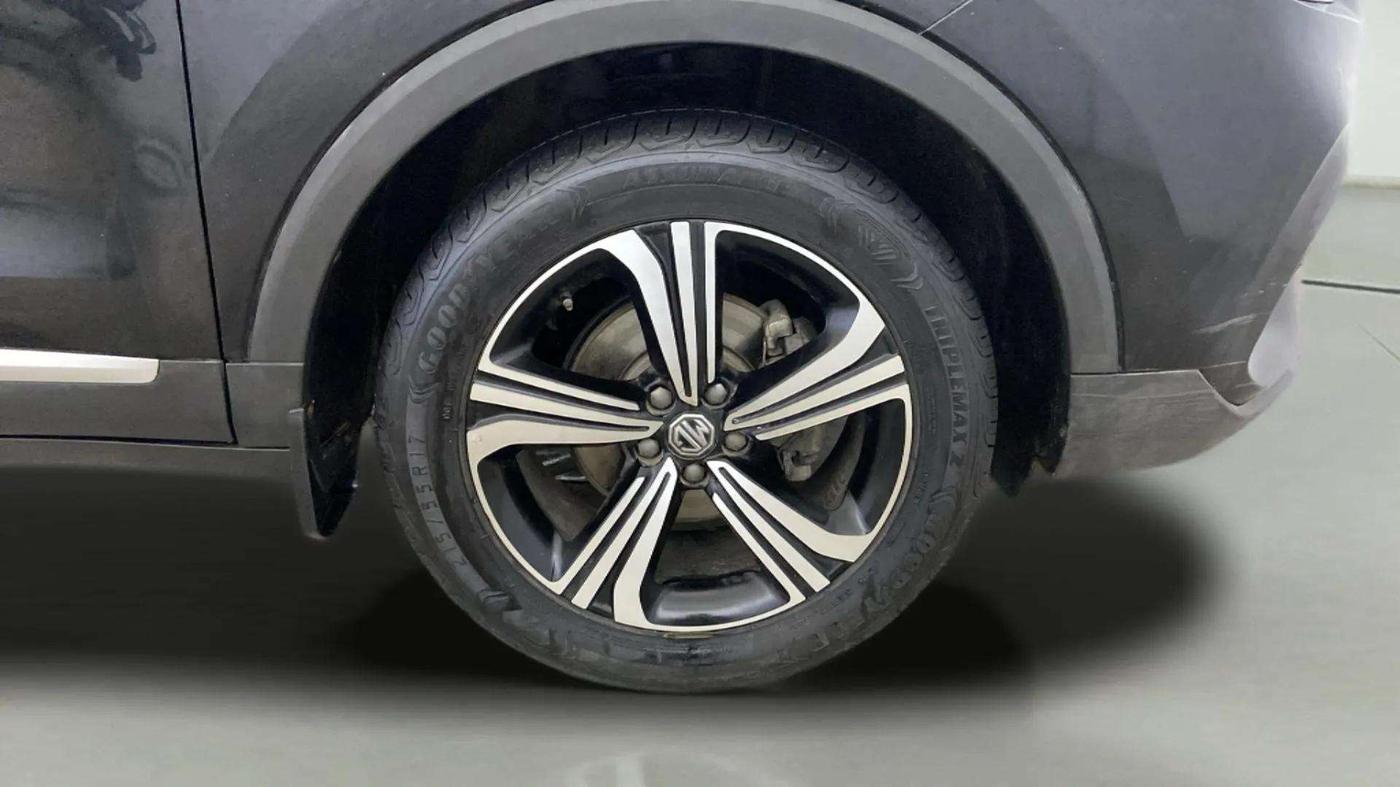 2023 MG ASTOR SHARP 1.5 MT, Petrol, Manual, 18,086 km, Right Front Wheel