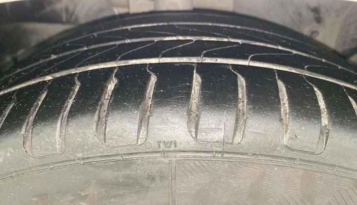2020 Ford New Figo TITANIUM BLU 1.2 PETROL, Petrol, Manual, 87,705 km, Right Front Tyre Tread