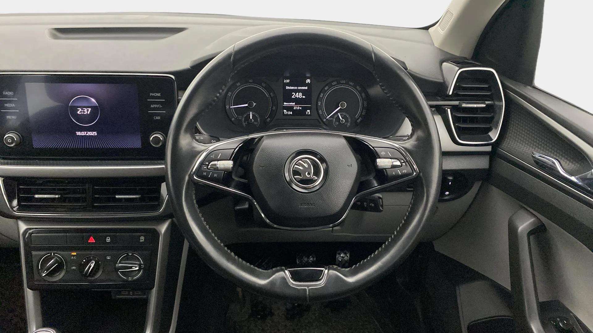 Steering-wheel-close-up-29