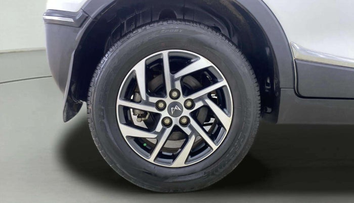 2023 Mahindra XUV300 W8 (O) 1.2 PETROL, Petrol, Manual, 11,729 km, Right Rear Wheel