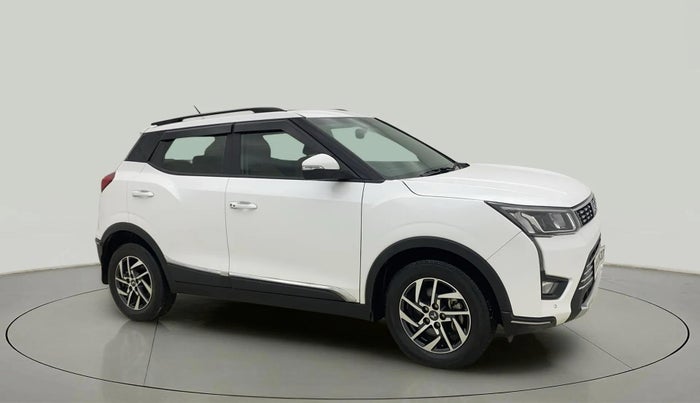 2023 Mahindra XUV300 W8 (O) 1.2 PETROL, Petrol, Manual, 11,729 km, Right Front Diagonal