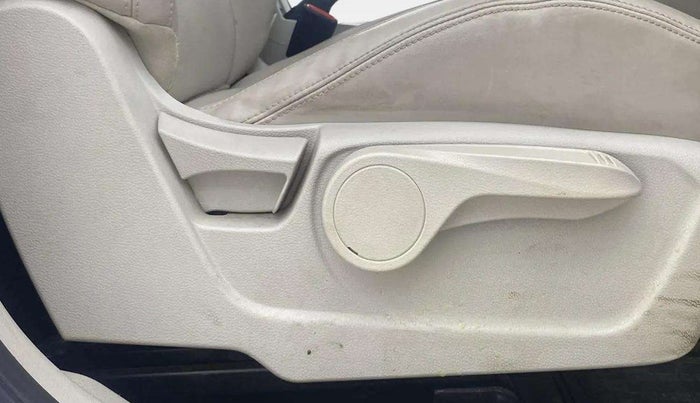 2023 Mahindra XUV300 W8 (O) 1.2 PETROL, Petrol, Manual, 11,729 km, Driver Side Adjustment Panel