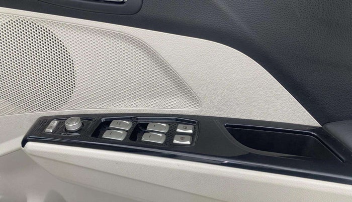 2023 Mahindra XUV300 W8 (O) 1.2 PETROL, Petrol, Manual, 11,729 km, Driver Side Door Panels Control