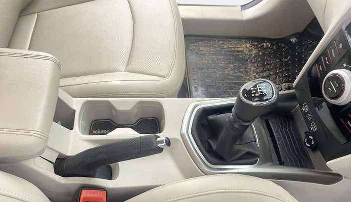 2023 Mahindra XUV300 W8 (O) 1.2 PETROL, Petrol, Manual, 11,729 km, Gear Lever