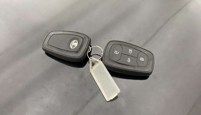 2023 Tata NEXON XZ PLUS LUX SUNROOF RED DARK PETROL, Petrol, Manual, 16,454 km, Key Close Up