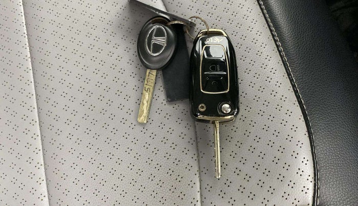 2022 Tata Tiago XT PETROL, CNG, Manual, 33,348 km, Key Close Up