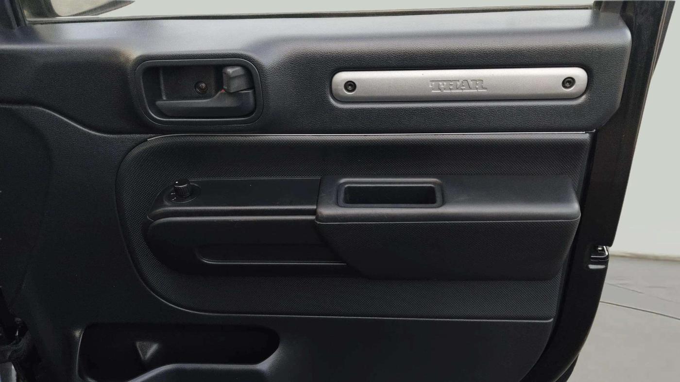 2022 Mahindra Thar LX HT PETROL 4WD MT, Petrol, Manual, 33,159 km, Driver Side Door Panels Control