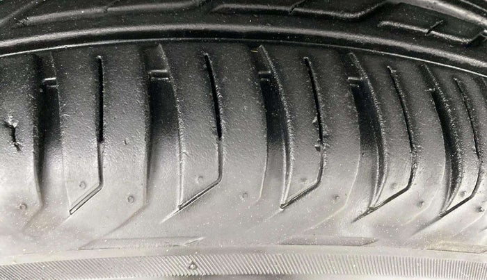 2017 Renault Duster 85 PS RXS MT DIESEL, Diesel, Manual, 38,808 km, Right Front Tyre Tread