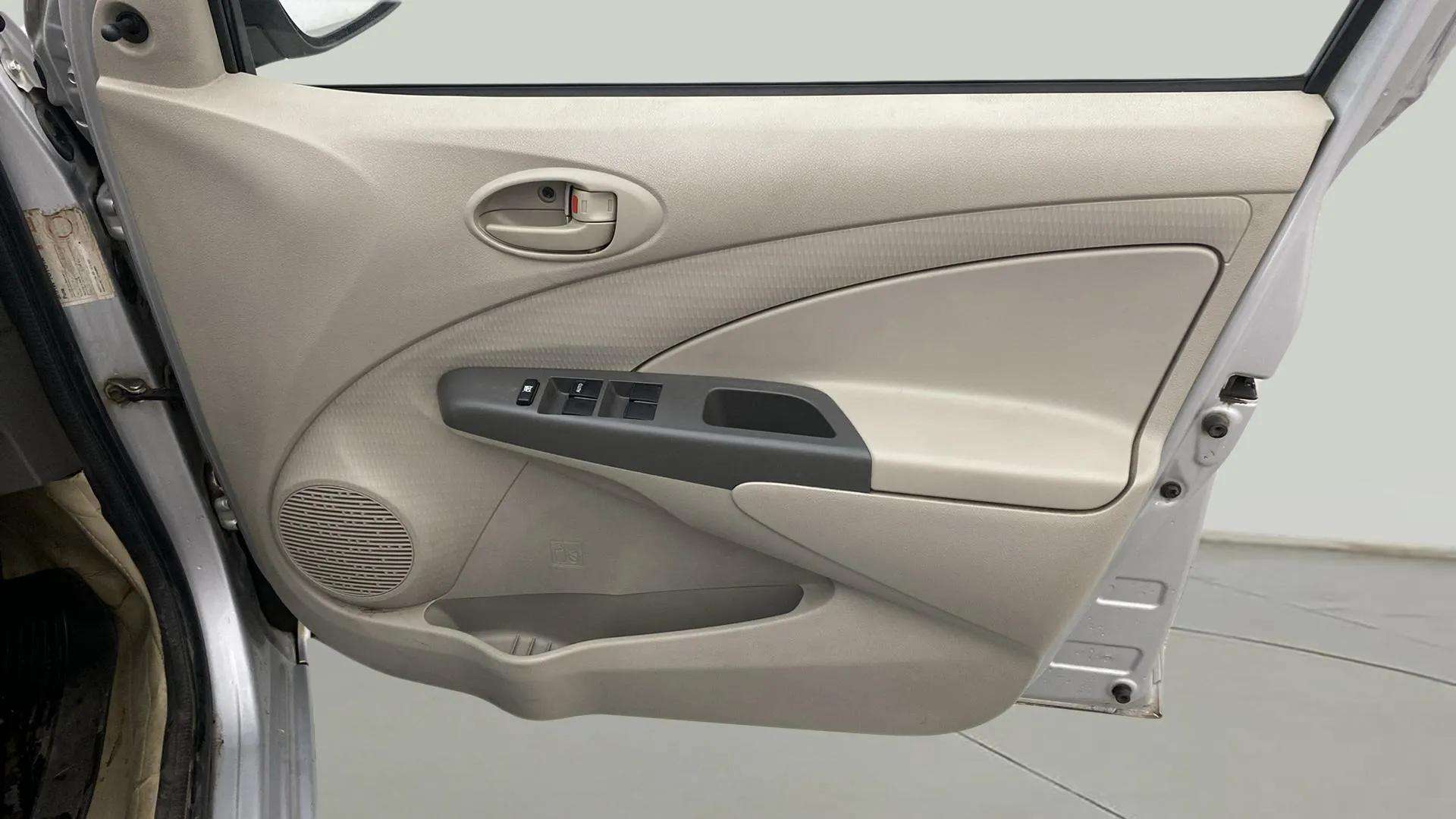 Driver-side-door-panel-control-39