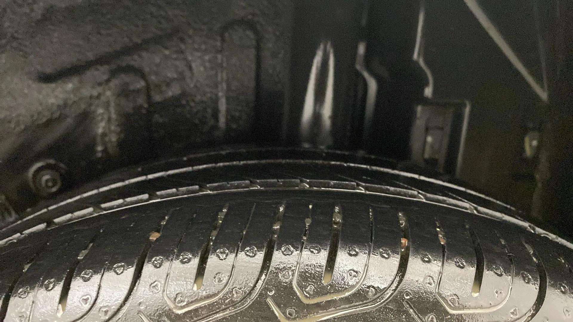 LHS-Rear-Tyre-Tread-21