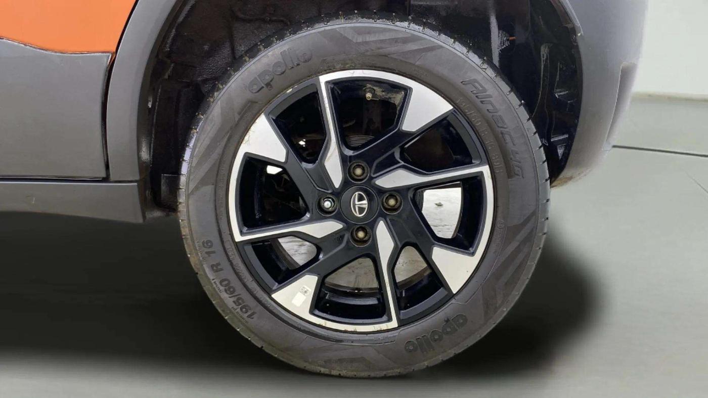 2021 Tata PUNCH CREATIVE  1.2 RTN DUAL TONE, Petrol, Manual, 23,562 km, Left Rear Wheel