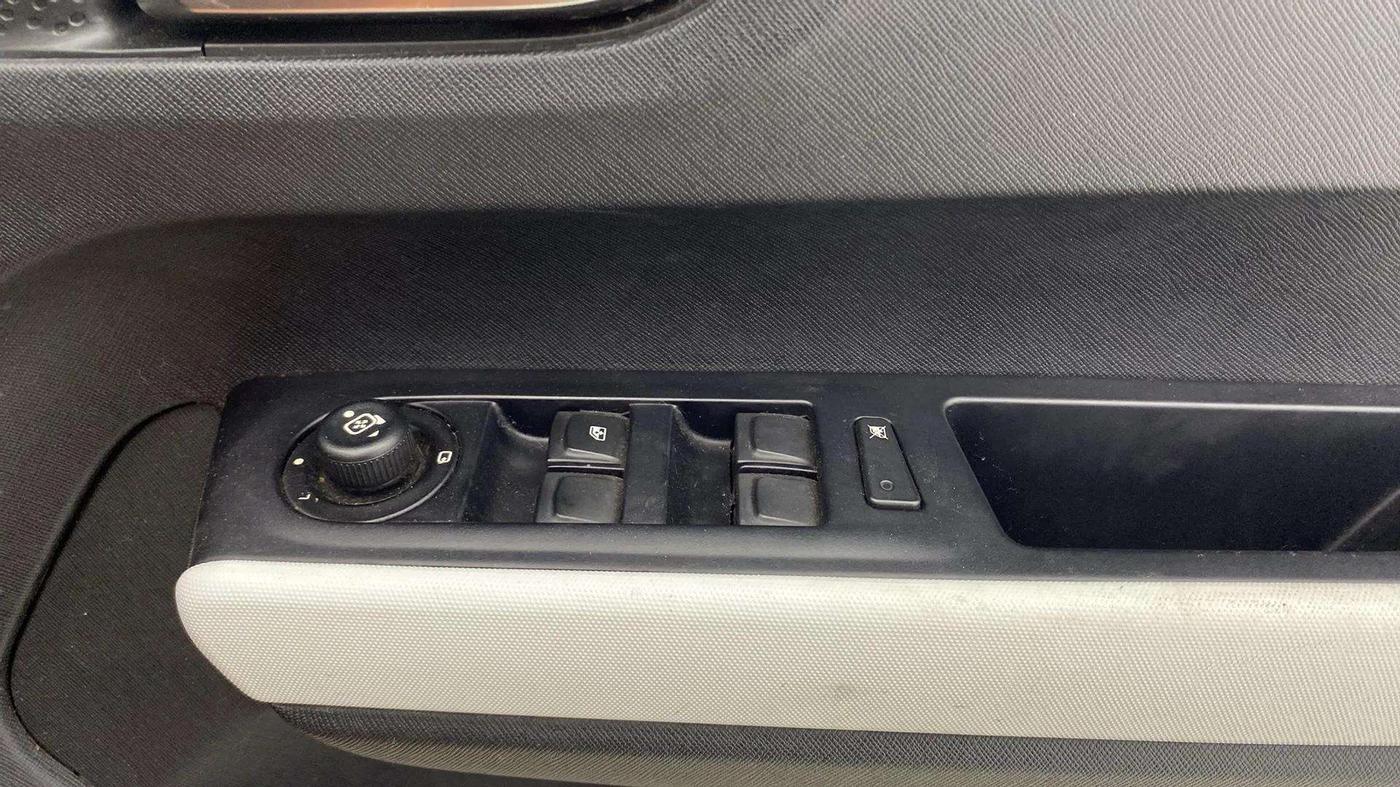 2021 Tata PUNCH CREATIVE  1.2 RTN DUAL TONE, Petrol, Manual, 23,562 km, Driver Side Door Panels Control