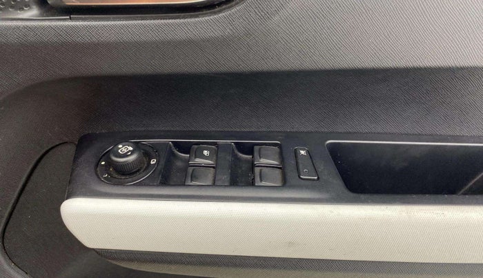 2021 Tata PUNCH CREATIVE  1.2 RTN DUAL TONE, Petrol, Manual, 23,562 km, Driver Side Door Panels Control