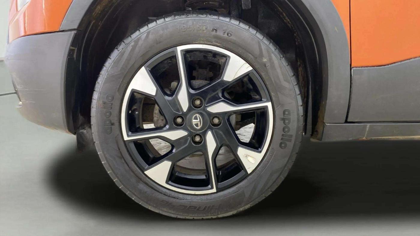 2021 Tata PUNCH CREATIVE  1.2 RTN DUAL TONE, Petrol, Manual, 23,562 km, Left Front Wheel