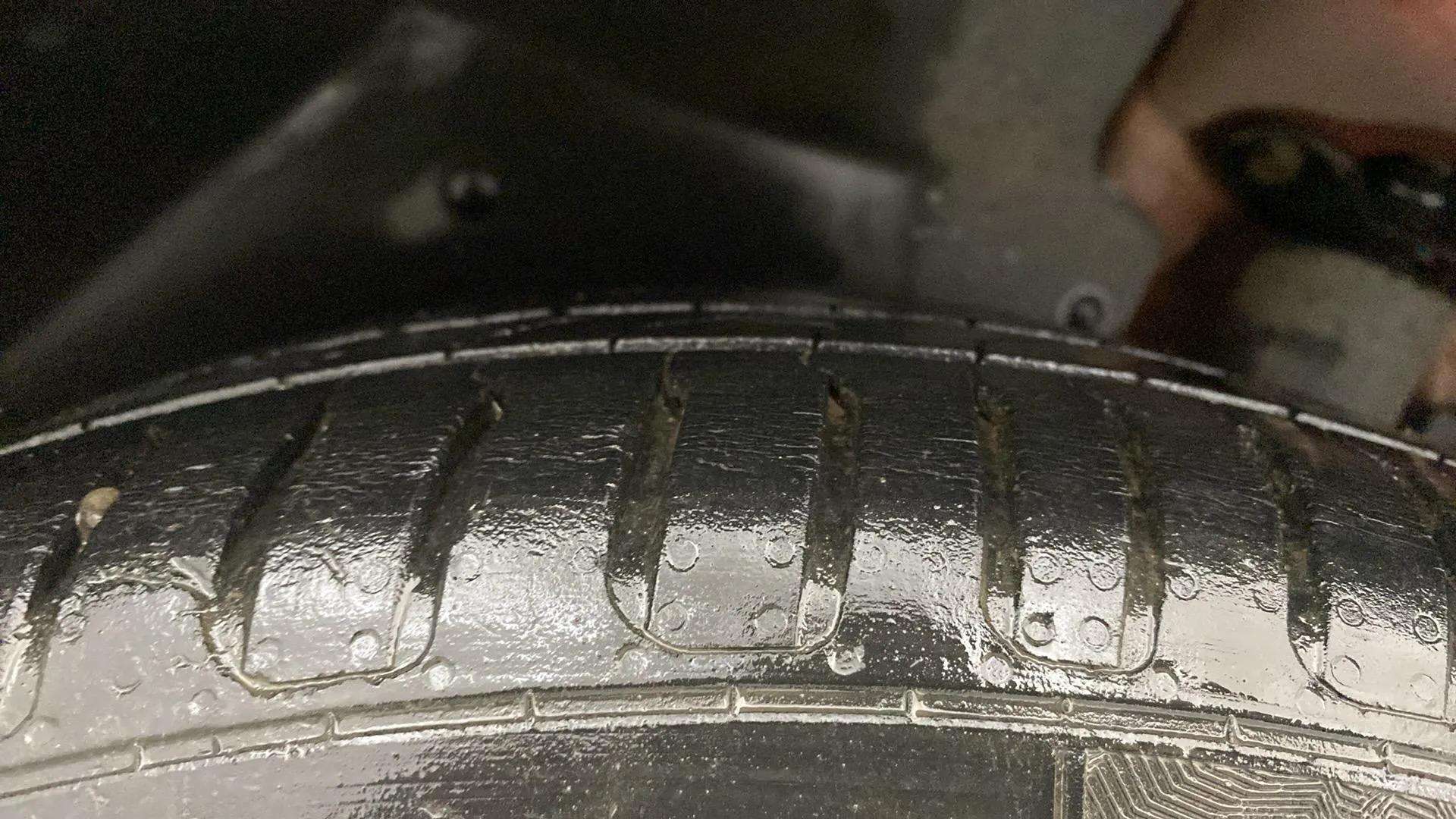 LHS-Rear-Tyre-Tread-21