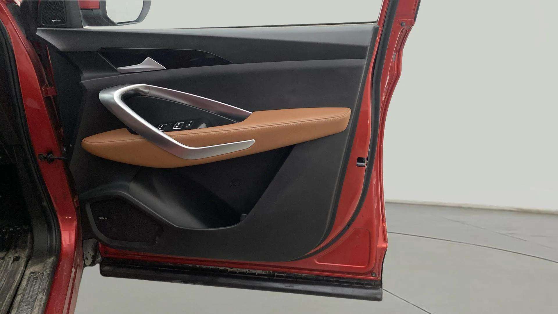 Driver-side-door-panel-control-39