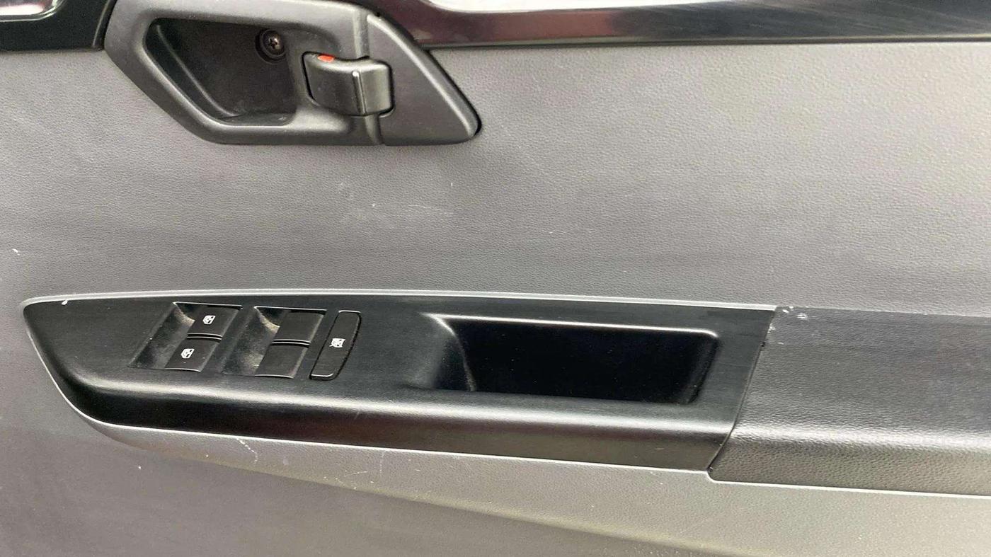 2018 Mahindra KUV 100 NXT K4+ P 6 STR, Petrol, Manual, 33,799 km, Driver Side Door Panels Control