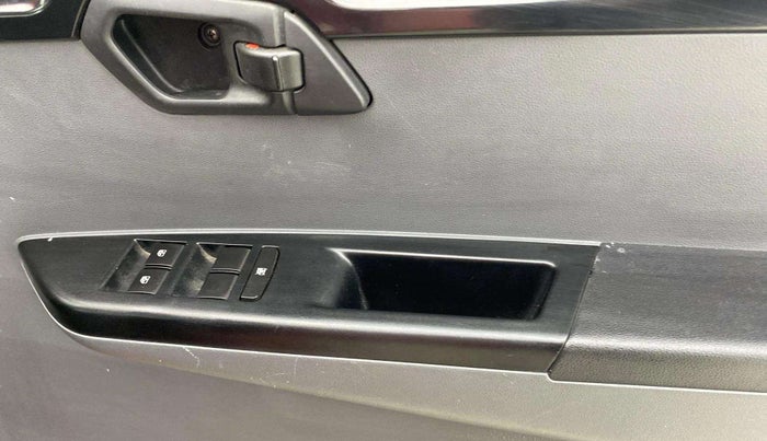 2018 Mahindra KUV 100 NXT K4+ P 6 STR, Petrol, Manual, 33,799 km, Driver Side Door Panels Control