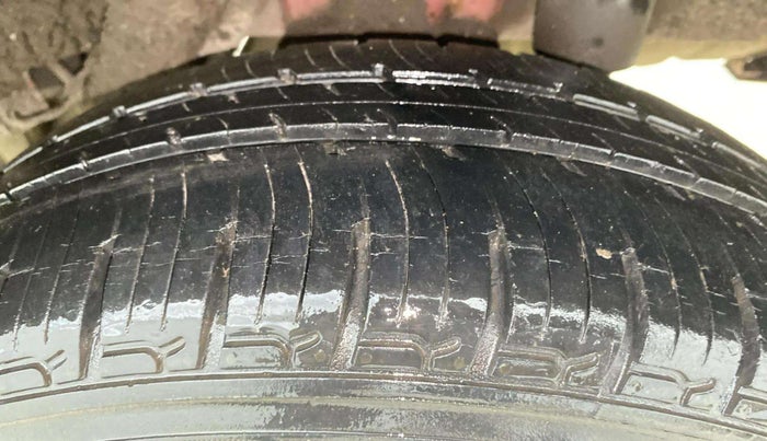 2018 Mahindra KUV 100 NXT K4+ P 6 STR, Petrol, Manual, 33,799 km, Left Rear Tyre Tread