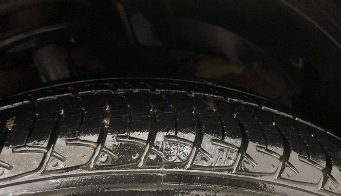 2017 Maruti Baleno DELTA PETROL 1.2, Petrol, Manual, 14,946 km, Right Front Tyre Tread