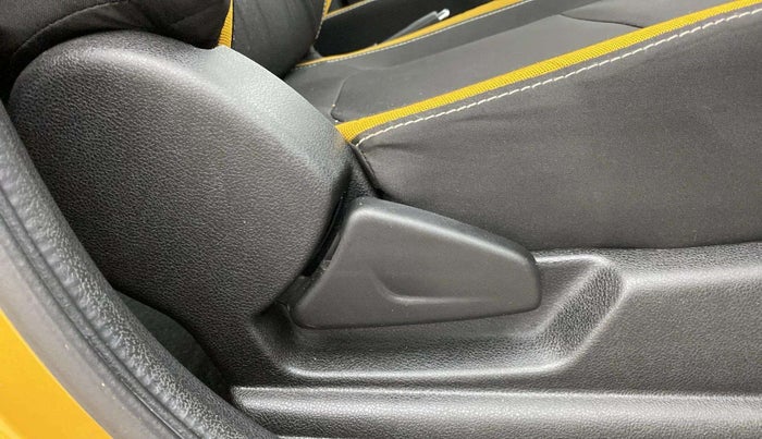2022 Renault Kwid CLIMBER MT 1.0, Petrol, Manual, 9,393 km, Driver Side Adjustment Panel