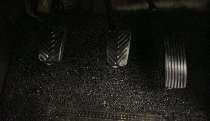 2018 Hyundai Eon ERA +, CNG, Manual, 1,31,159 km, Pedals