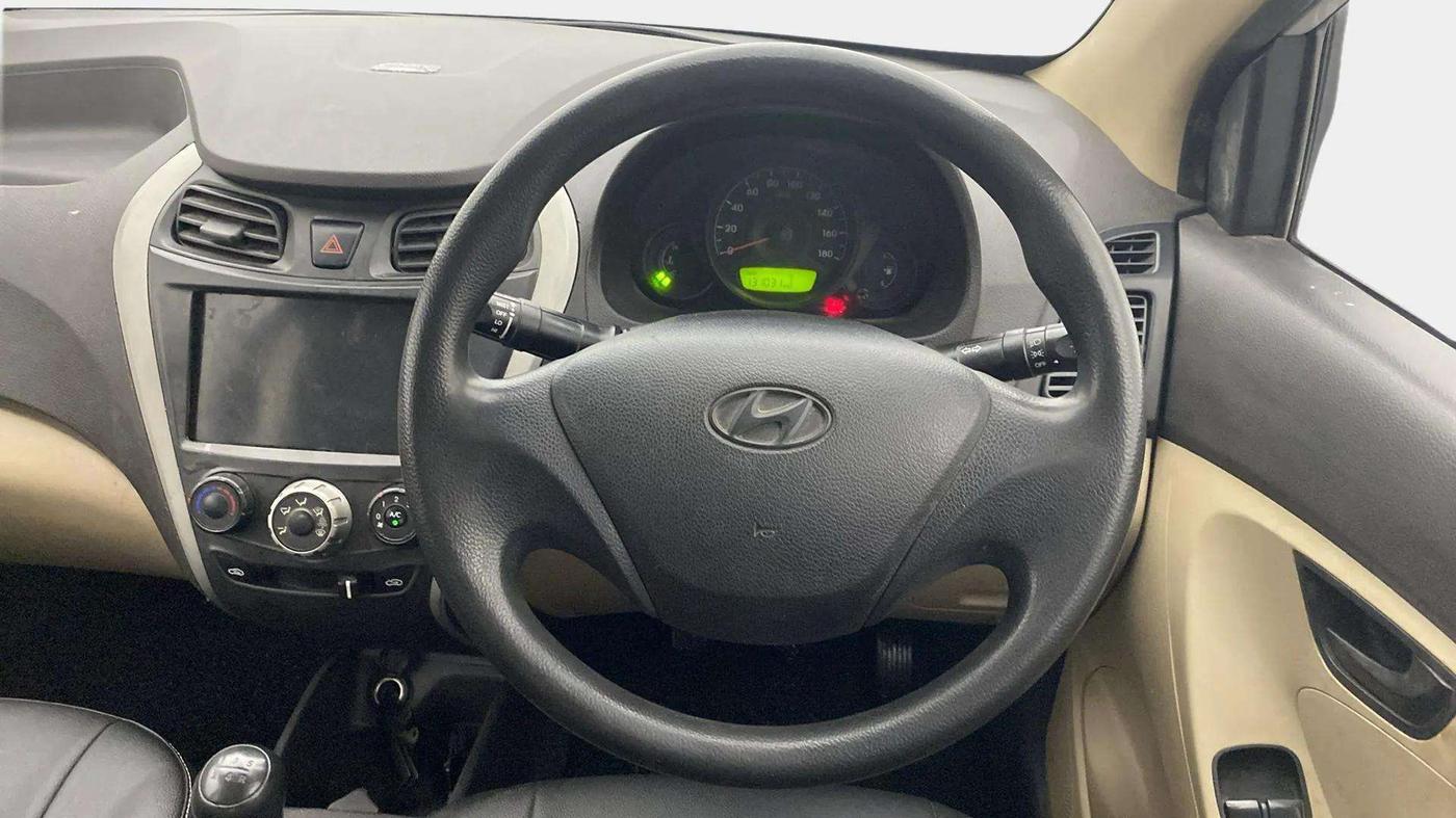 2018 Hyundai Eon ERA +, CNG, Manual, 1,31,220 km, Steering Wheel Close Up